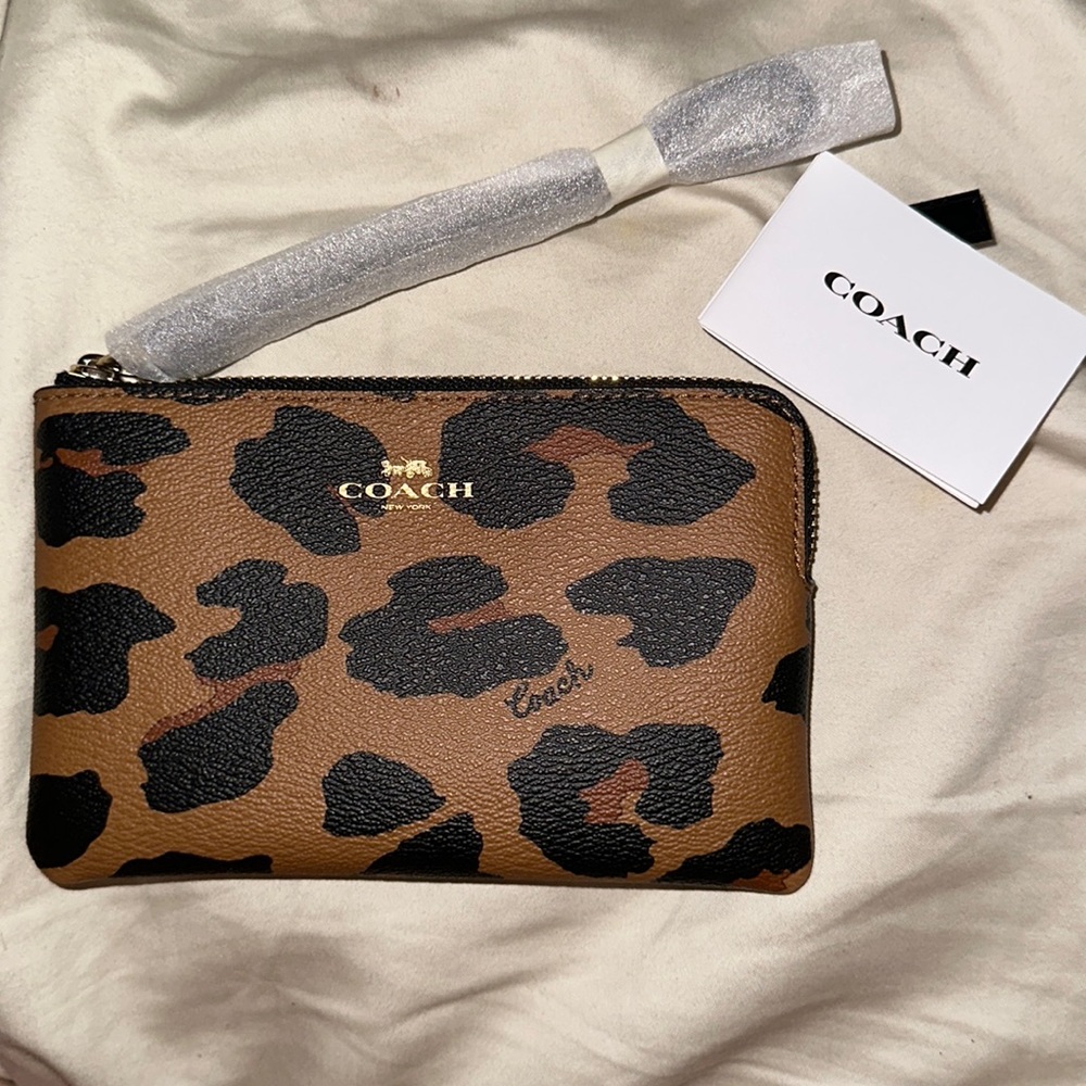 NWT Coach CORNER ZIP WRISTLET WITH LEOPARD PRINT